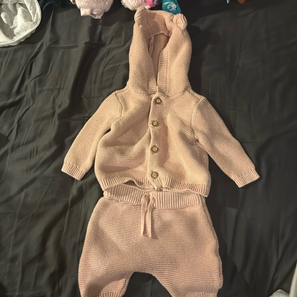 Caters matching knit sweaters 
Blush pink 
3 months 
Brown buttons 
Teddy ears